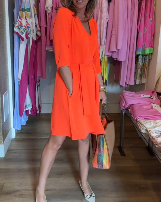 Ensfarvet kjole med mellemlange ærmer og bælte