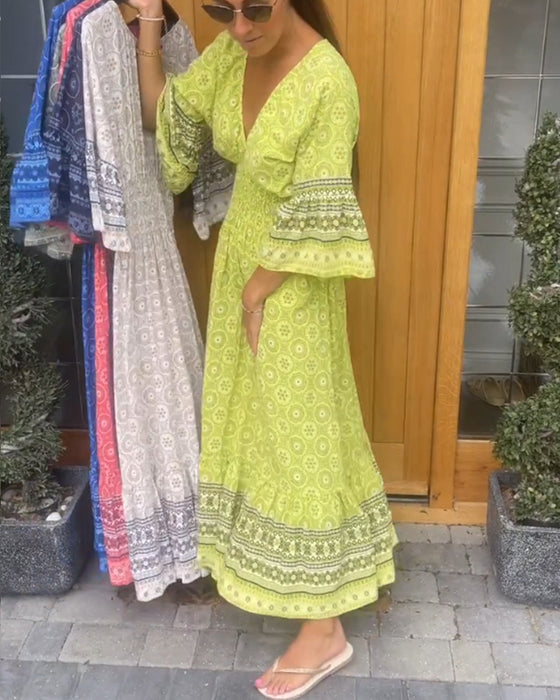 Kjole med dyb v-udskæring