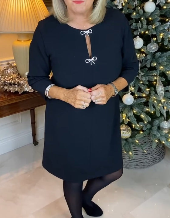 Enkel ensfarvet kjole med spændelukning