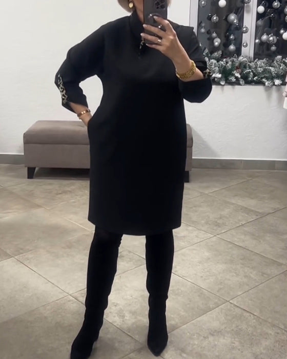 Ensfarvet kjole med ståkrave