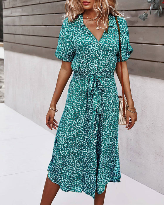 Koertærmet kjole med korte ærmer, nippet talje og blomsterprint