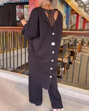 Lang top med knappelukning bagtil