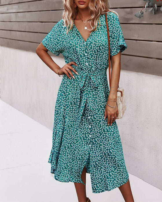 Koertærmet kjole med korte ærmer, nippet talje og blomsterprint