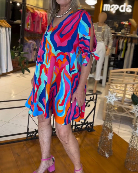 Løs kjole med farverigt print og rund hals