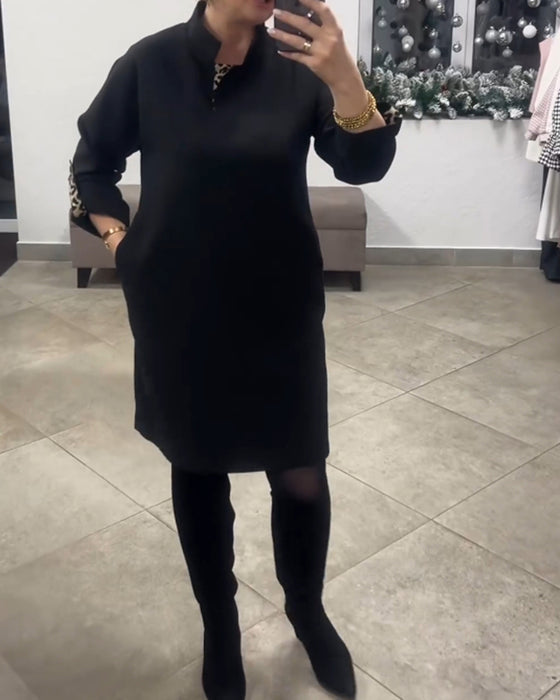 Ensfarvet kjole med ståkrave