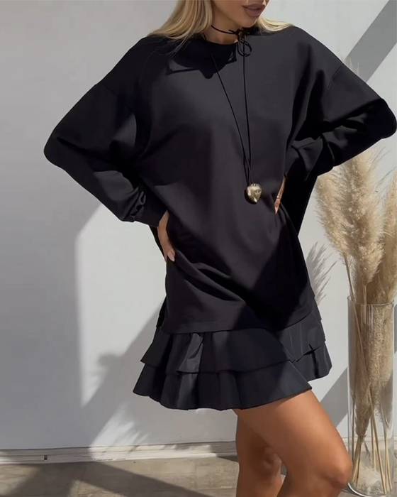 Løs ensfarvet kjole med lagopdelt skørt