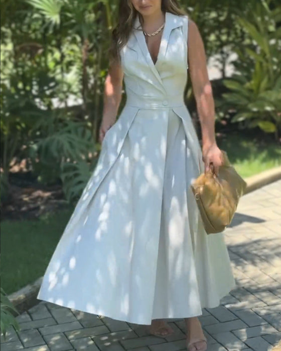 Elegant ensfarvet kjole uden ærmer