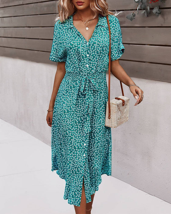 Koertærmet kjole med korte ærmer, nippet talje og blomsterprint