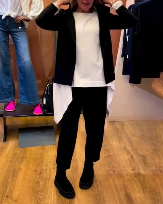 Ensfarvet top med ulige hem