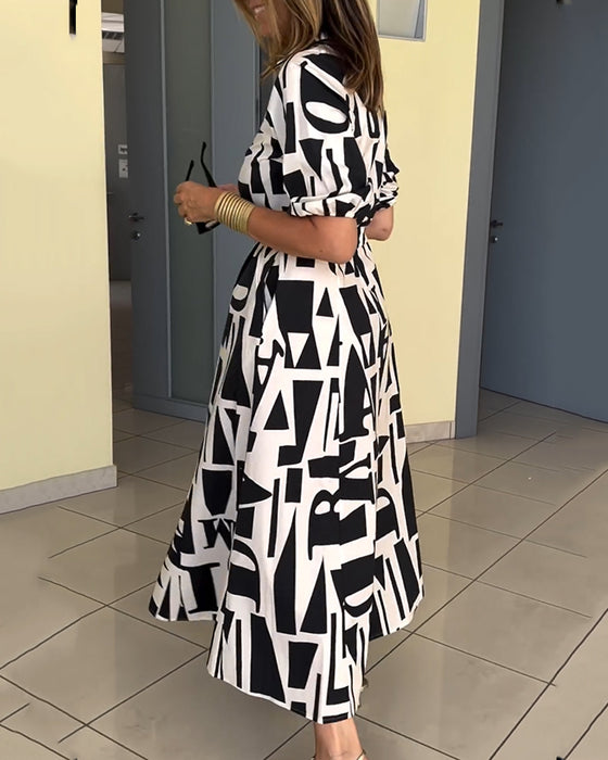 Kjole med geometrisk print i løs pasform