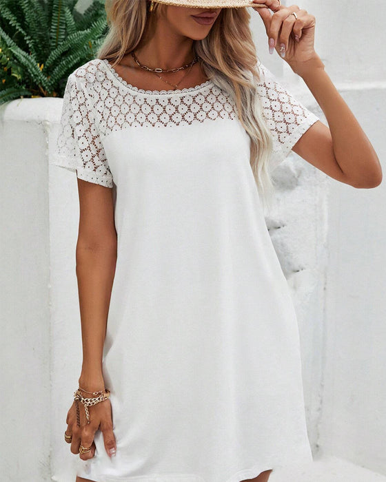 Patchwork-kjole med rund hals og V-formet ryg