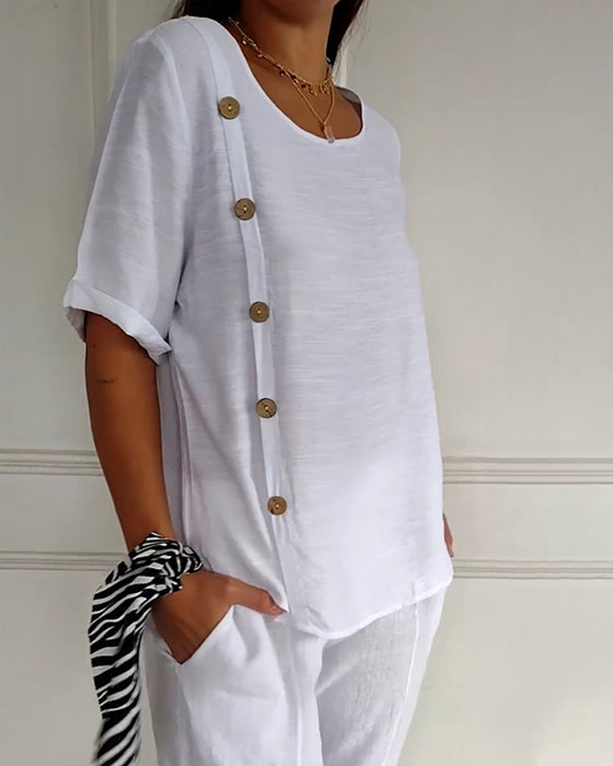 Let sommertop med knapper i siden