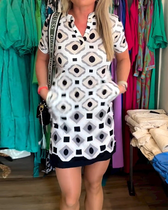 V-halset kortærmet kjole med print