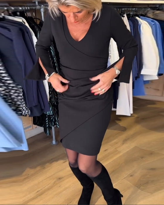 Kjole med V udskæring og vide ærmer