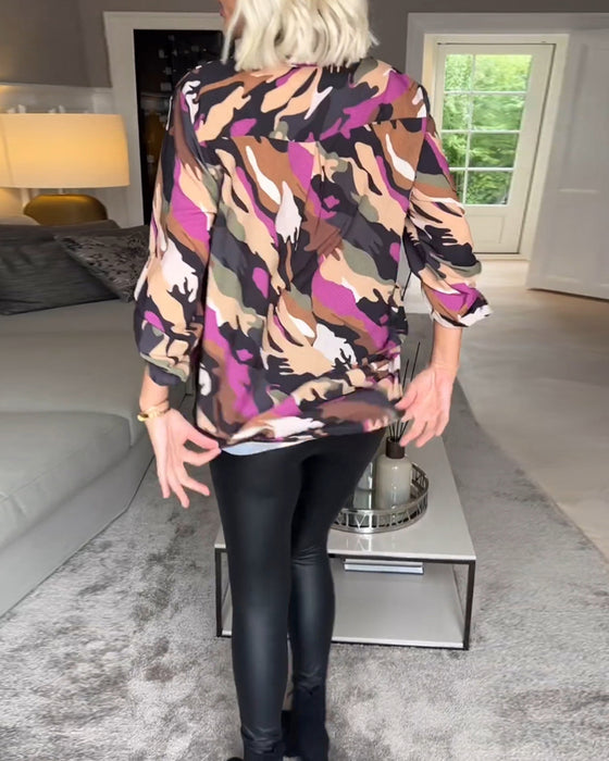 Bluse med V-udskæring og tie-dye mønster