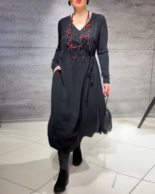 Ensfarvet kjole med bindestropper