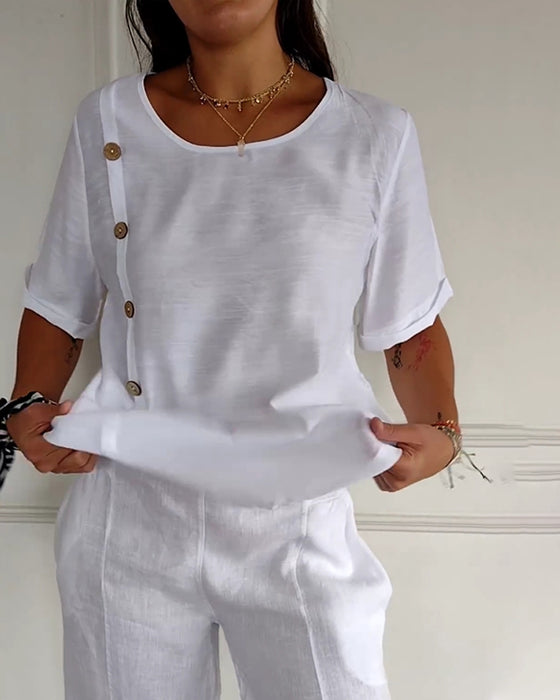 Let sommertop med knapper i siden