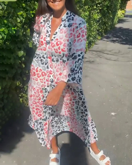 V-halset kjole med flæser og print