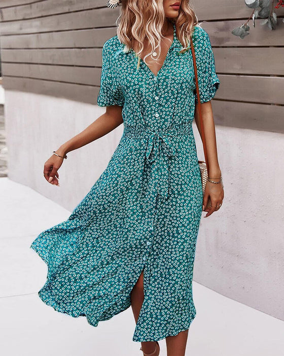 Koertærmet kjole med korte ærmer, nippet talje og blomsterprint