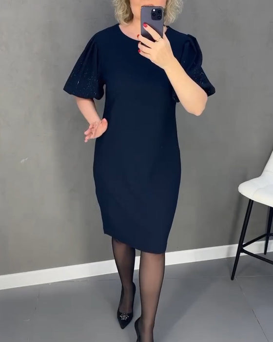 Kjole med elegante og skinnende puff ærmer