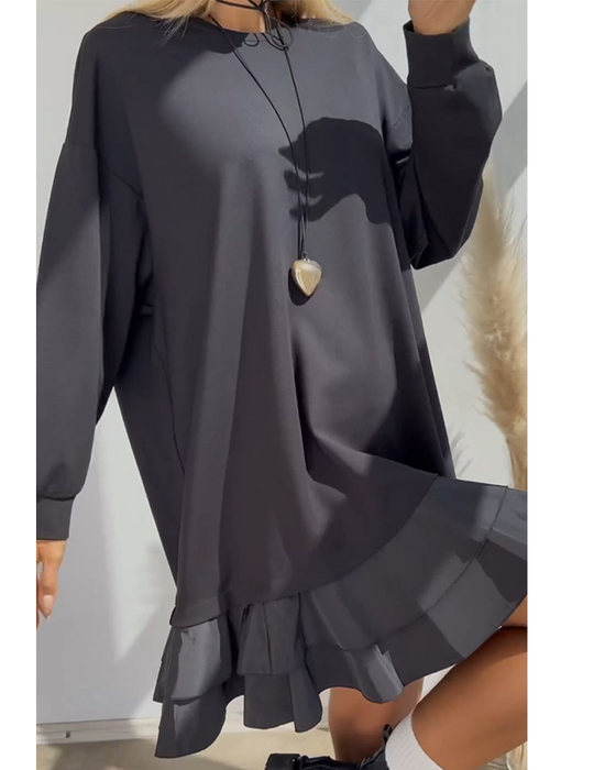 Løs ensfarvet kjole med lagopdelt skørt