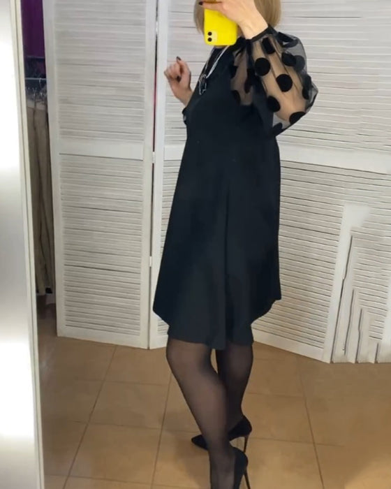 Sort kjole med prikmønstrede net ærmer