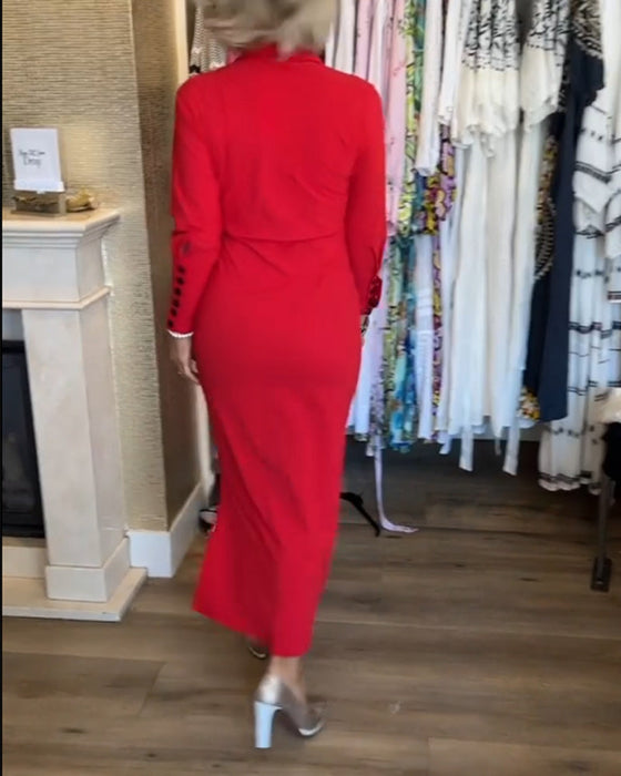 Ensfarvet elegant kjole med slids