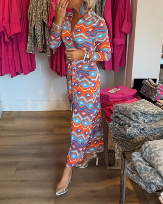 Farverigt mønstret kjole med reverskrave