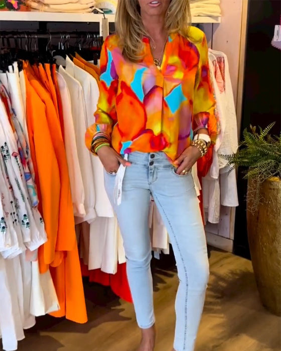 Farverig bluse med lange ærmer