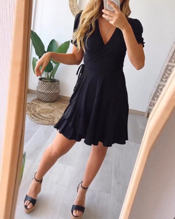 V-halset ensfarvet kjole med flæser