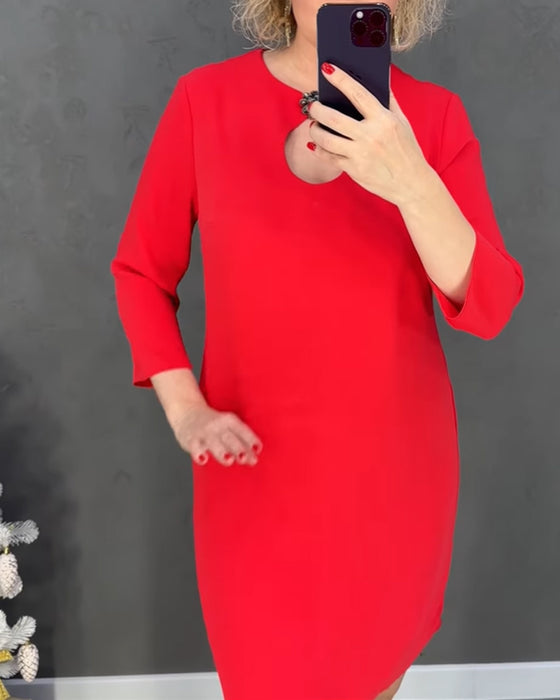 Elegant ensfarvet kjole med halsspænde