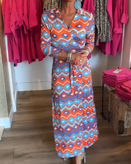 Farverigt mønstret kjole med reverskrave