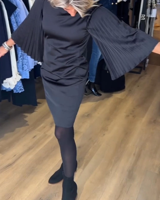 Sort kjole med plisserede klokkeærmer