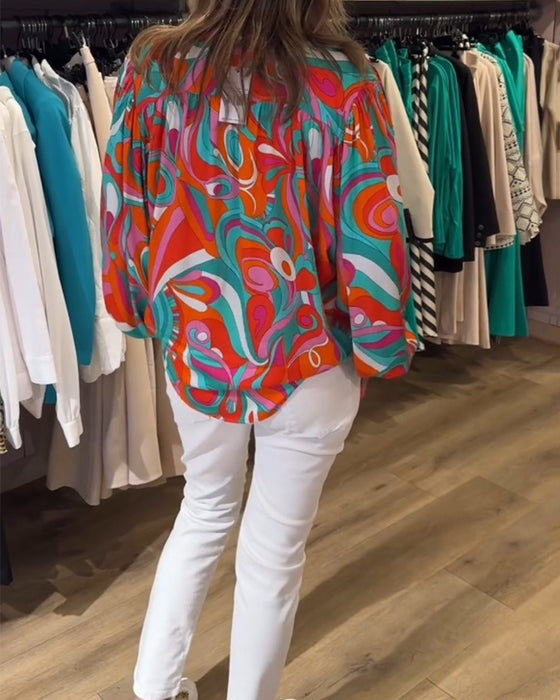 Løs bluse med abstrakt print