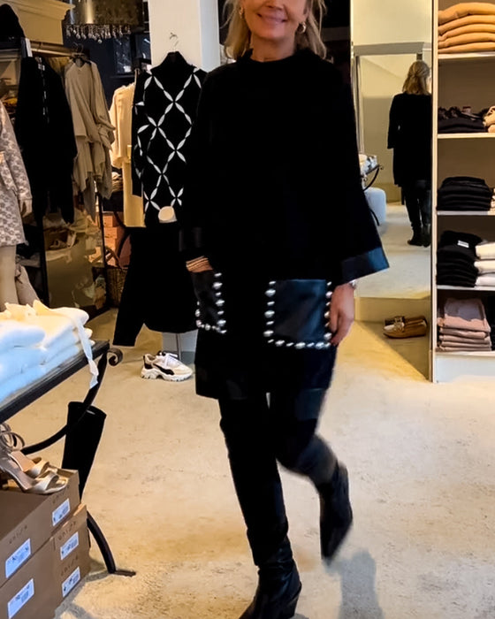 Afslappet kjole med rund hals og lommer