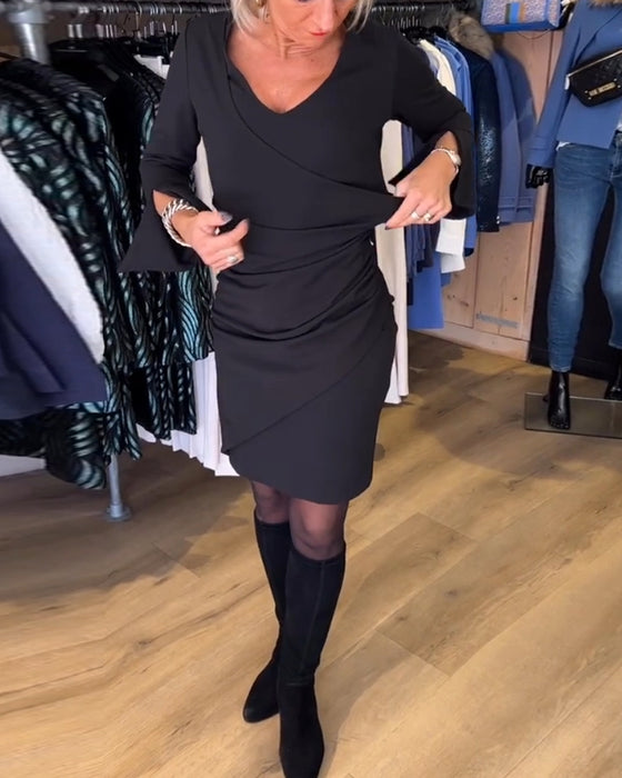 Kjole med V udskæring og vide ærmer