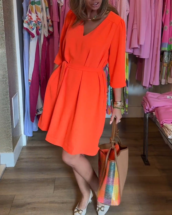 Ensfarvet kjole med mellemlange ærmer og bælte