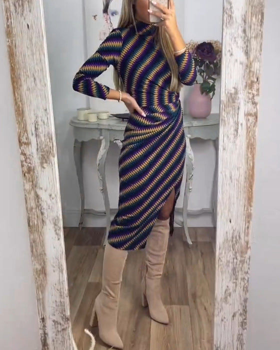 Sexet kjole med striber og høj hals
