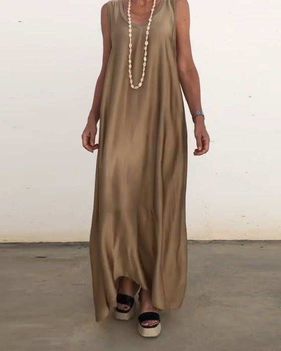 Rundhalset lang kjole uden ærmer