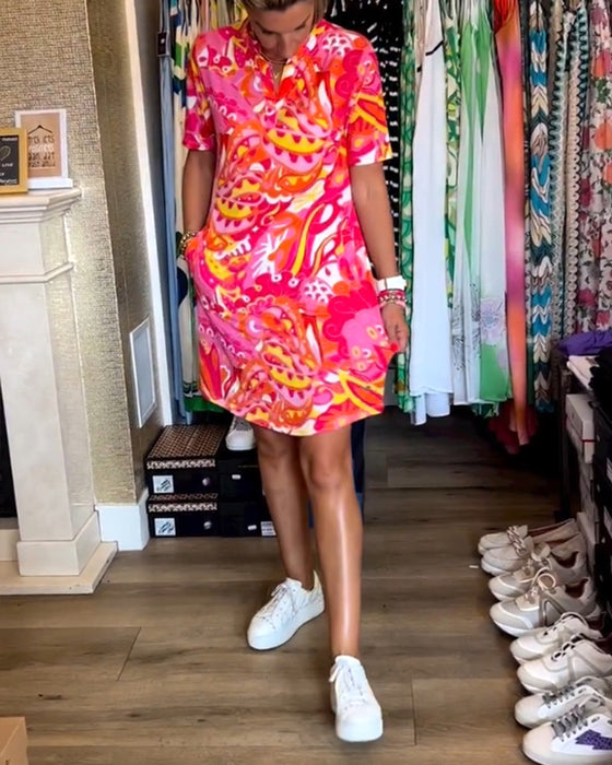 Knælang sommerkjole i farverigt design