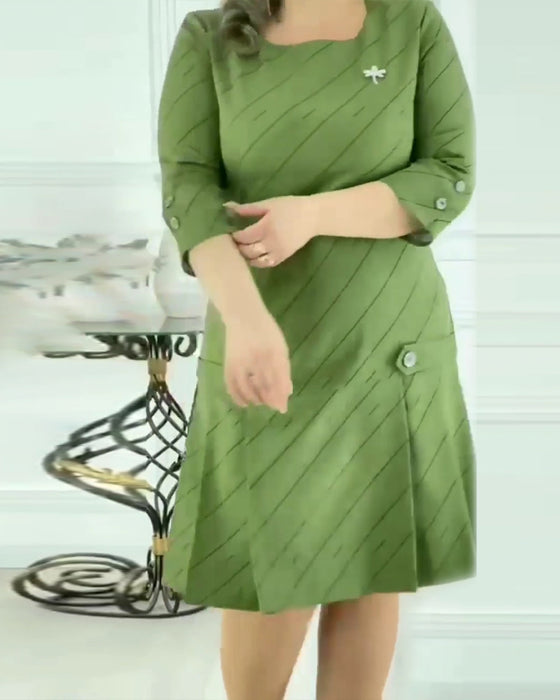 Grøn kjole med plisseret nederdel