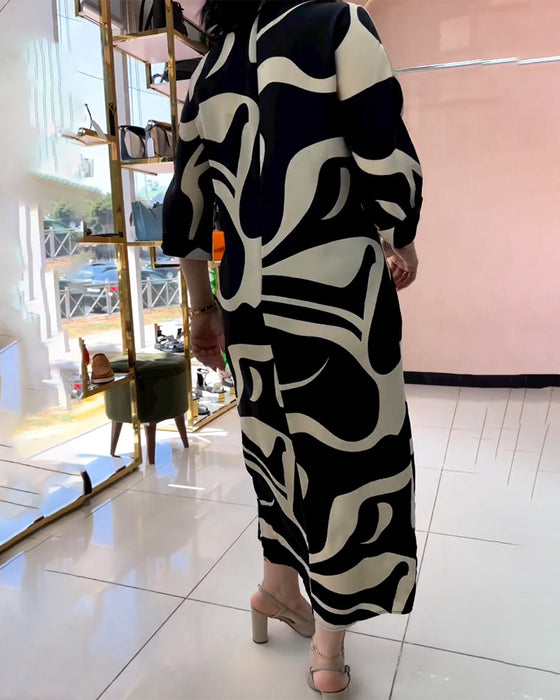 Abstraktmønstret kjole i kontrastfarver