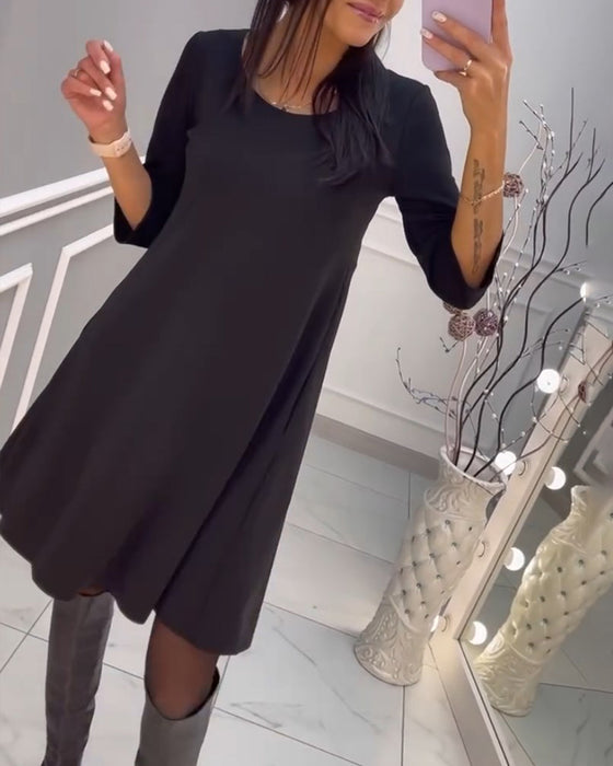 Ensfarvet kjole med sløjfer bagpå