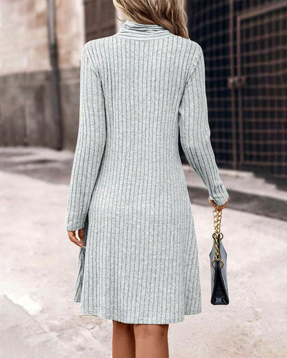 Elegant formsyet kjole med ribmønster