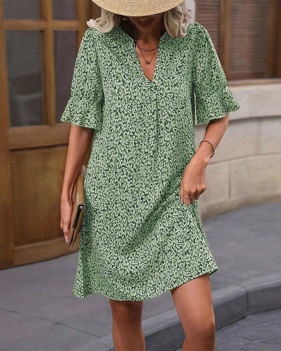 Elegant kjole med V-udskæring og print