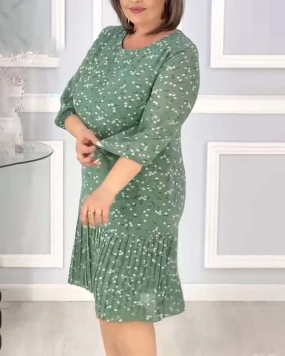 Elegant patchwork kjole med plisseret nederdel