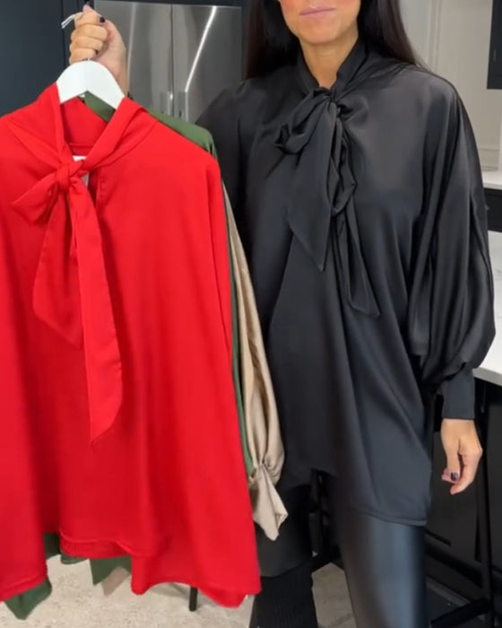 Ensfarvet og elegant bluse med integreret tørklæde