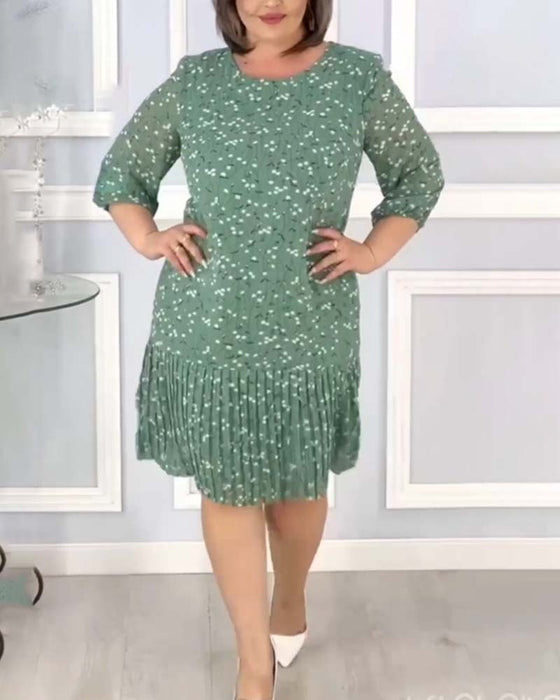 Elegant patchwork kjole med plisseret nederdel