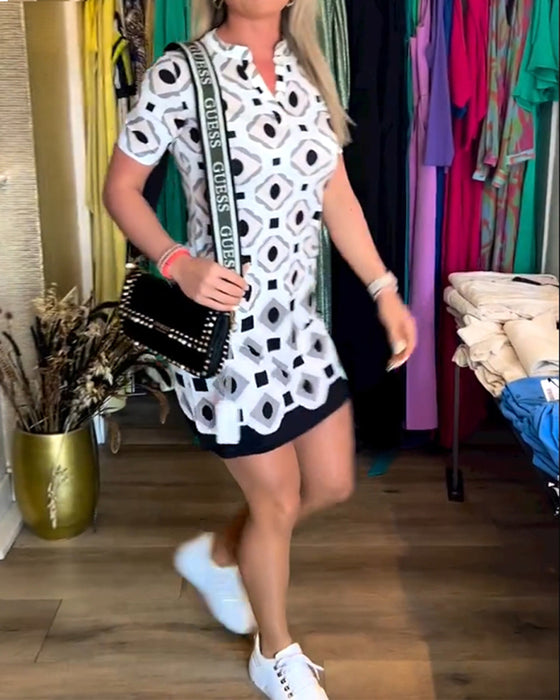 V-halset kortærmet kjole med print