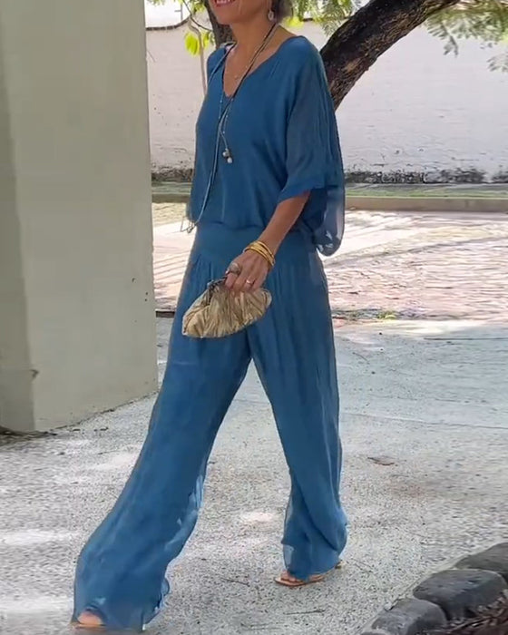 Ensfarvede bukser og bluse med V-udskæring | To-delt sæt